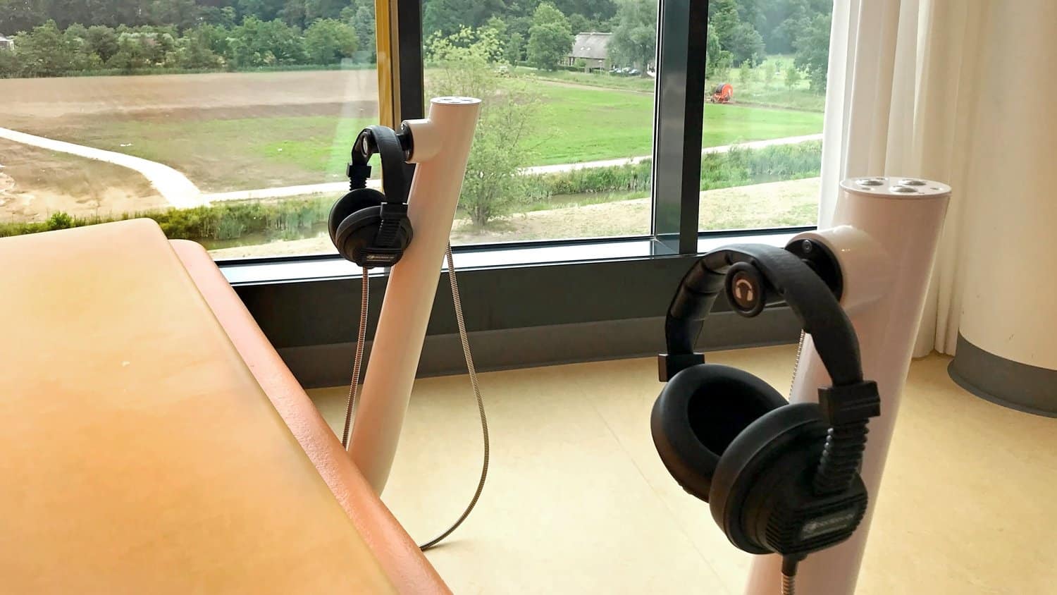 Auto Play Double Cup Armour Cable Headphones in the Pediatric Oncology Hospital, Utrecht