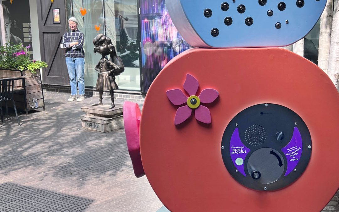 Oversized U-Turn – The Roald Dahl Museum